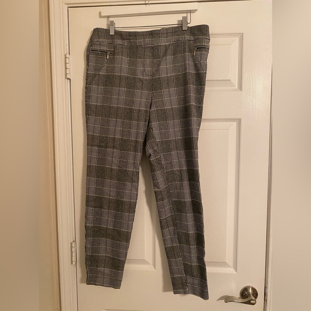 Soho. Women’s Gray/White/Black Plaid Pants. XL. Pull On. Straight Leg.